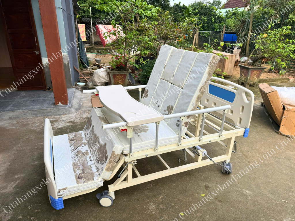 Giường y tế Lucass 4 tay quay GB-C41 với chức năng nâng lưng và hạ chân