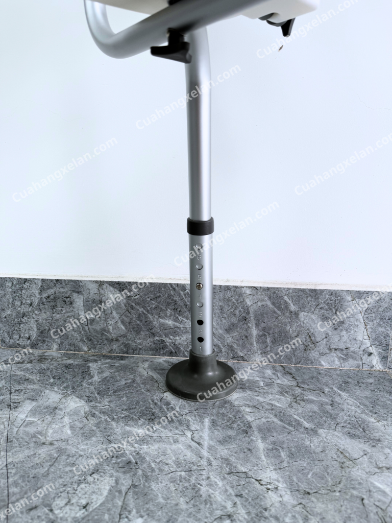 Ghế tắm Oromi có tựa tay nhấc lên 