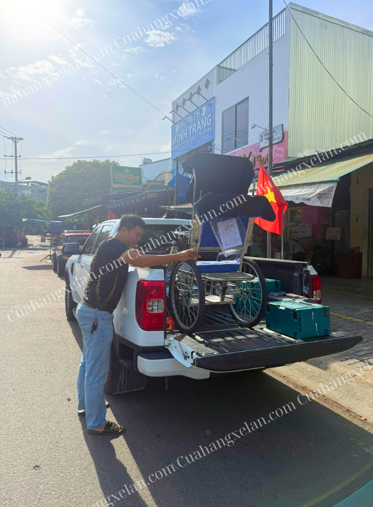 Nhóm Ban Mai nhận xe lăn lắc từ Cửa hàng xe lăn Đà Nẵng để giao cho anh Minh