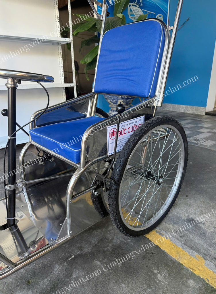 Xe lăn lắc có hệ thống bánh hơi và niềng căm