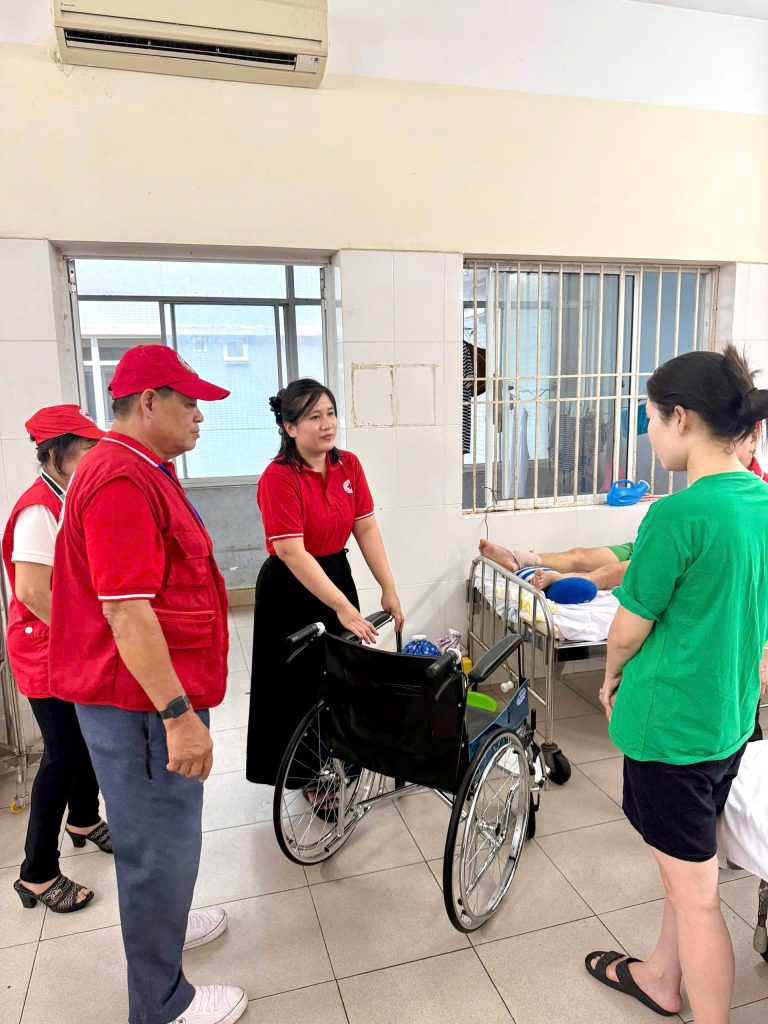 Cửa hàng xe lăn Đà Nẵng trao tặng xe lăn cùng hội Chữ thập đỏ